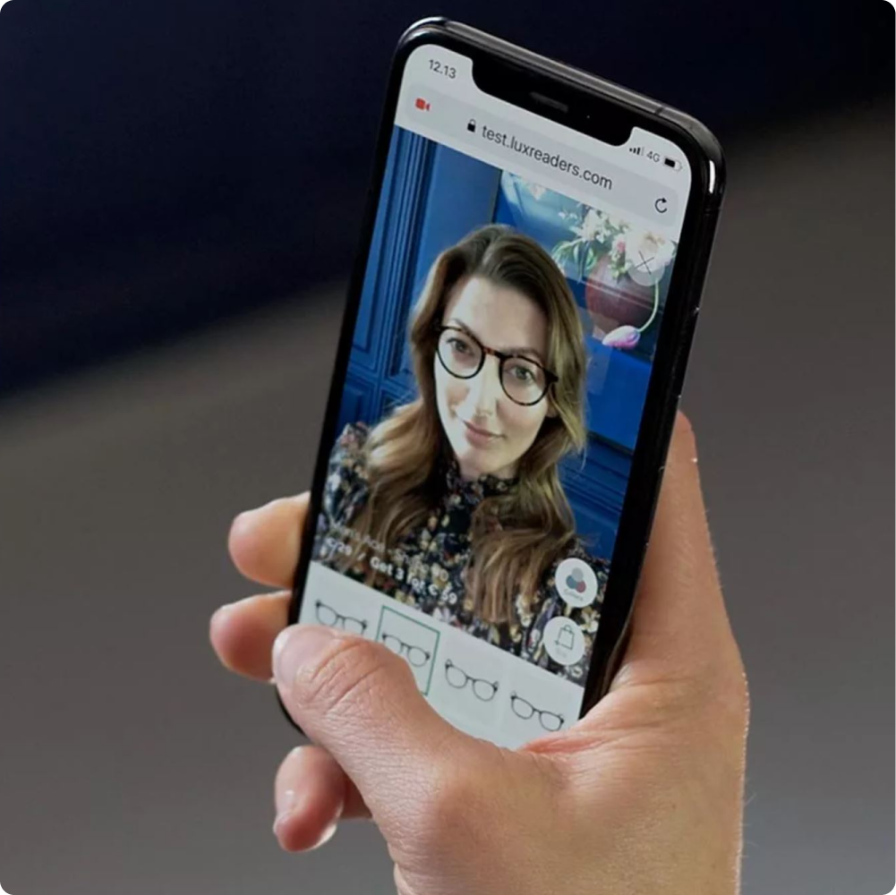  Iphone heijastaa selfietä brunetista, joka käyttää lukulaseja