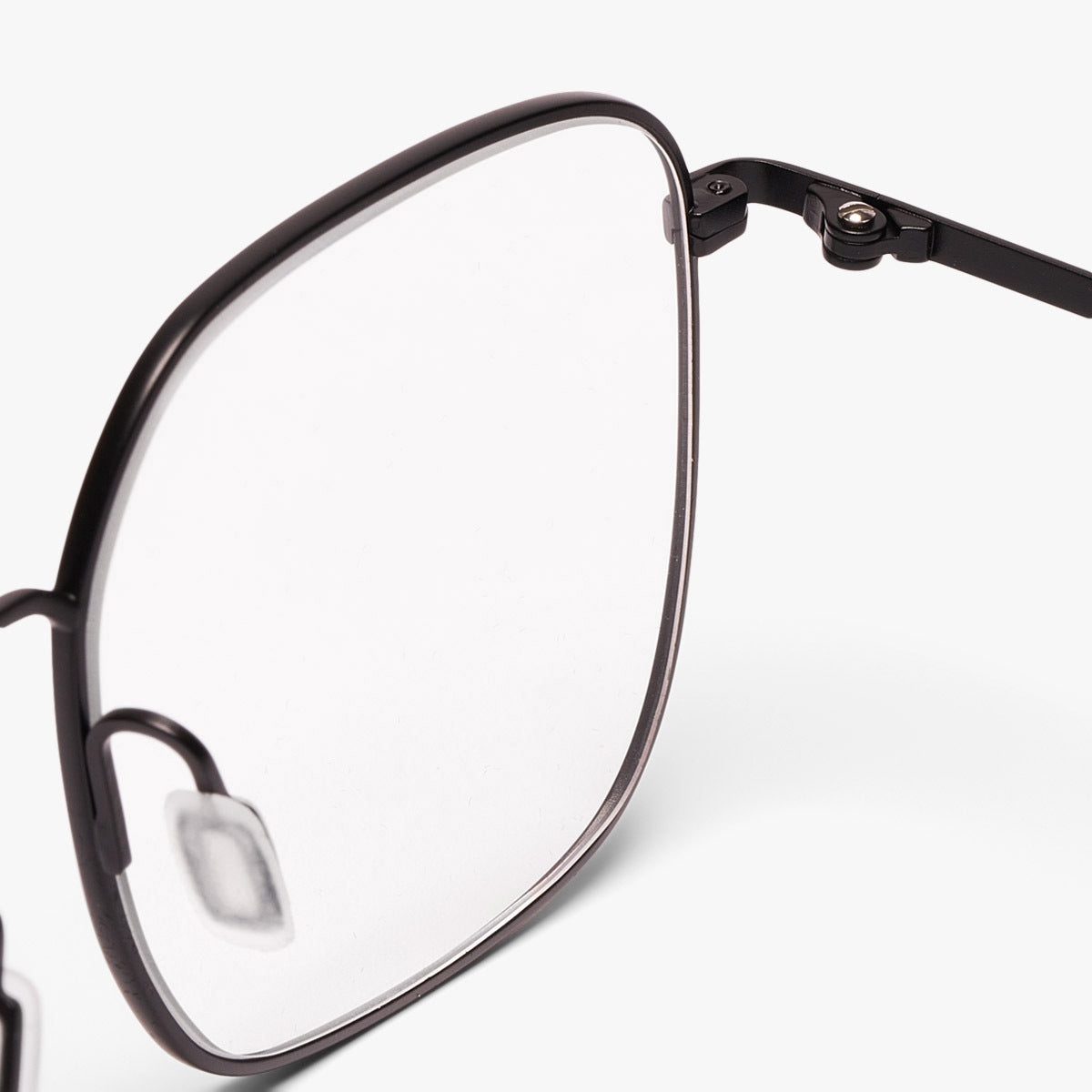 Close-up of Båstad Black glasses with black metal frame