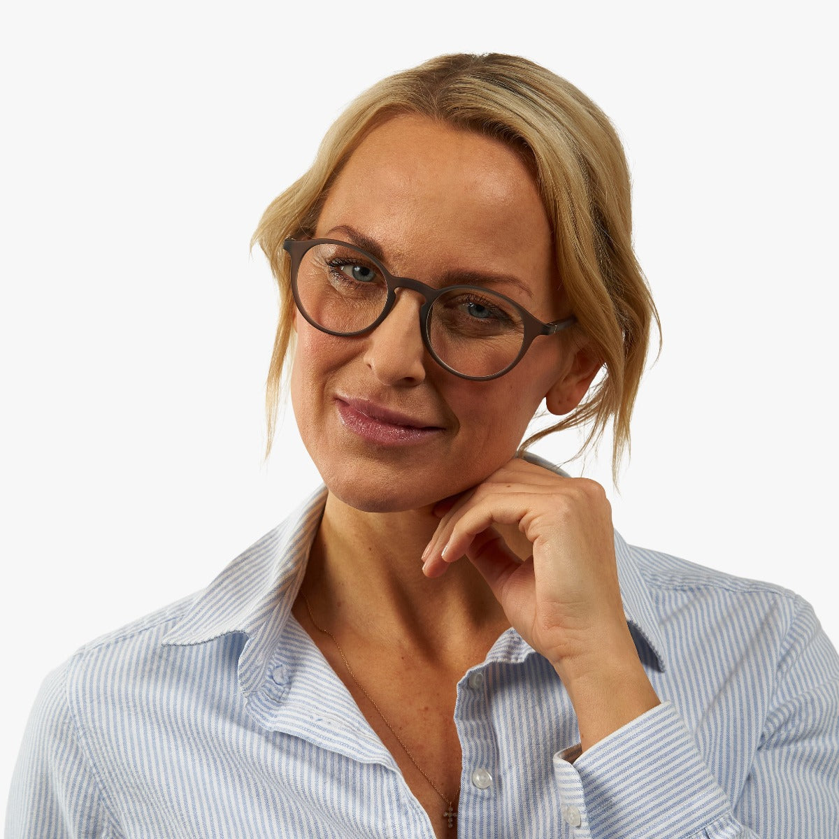 Person wearing Læsø Grey glasses by Luxreaders