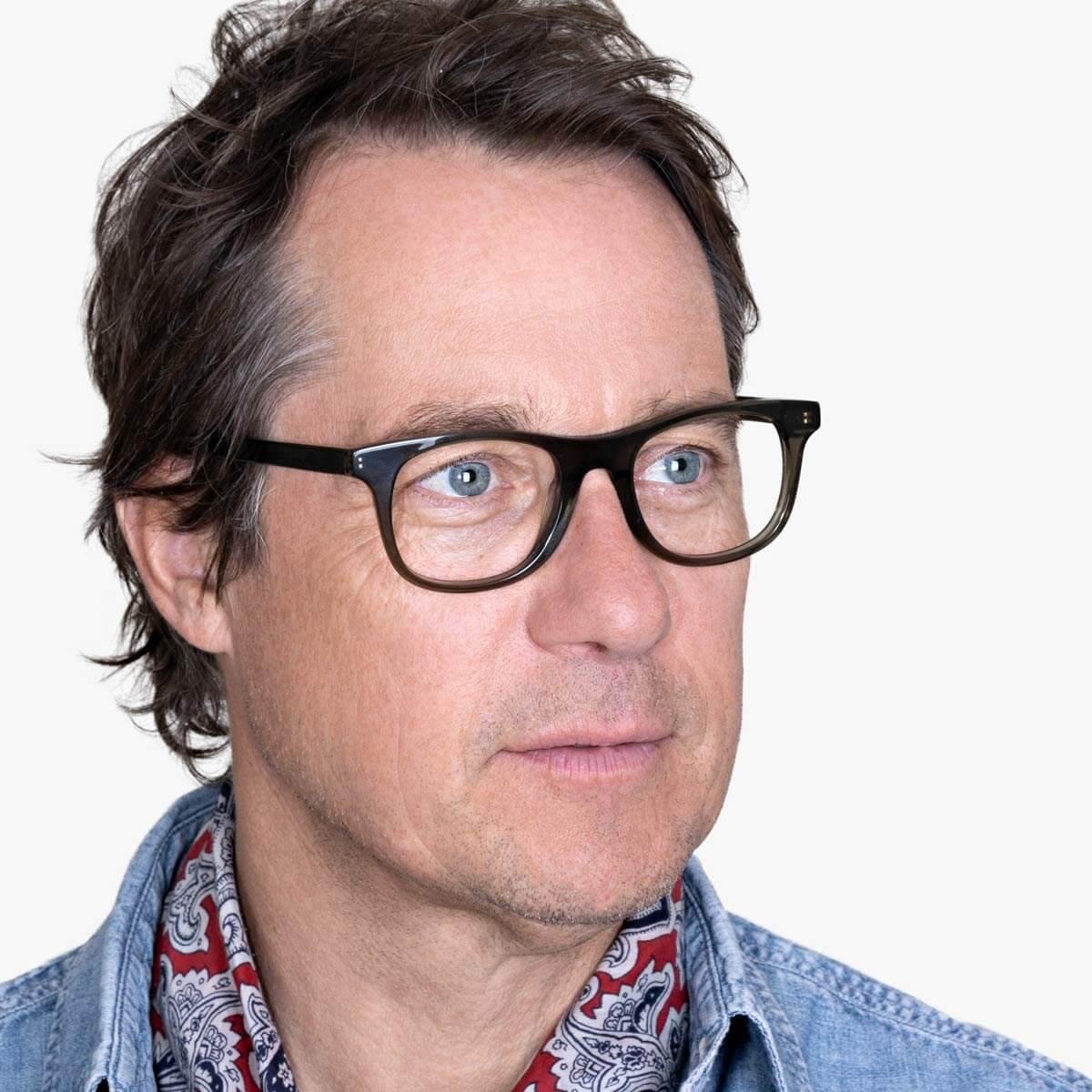 mens-malmo-shiny-olive_blue-light-glasses_male-model-1.jpg?v=1771426000&width=1200