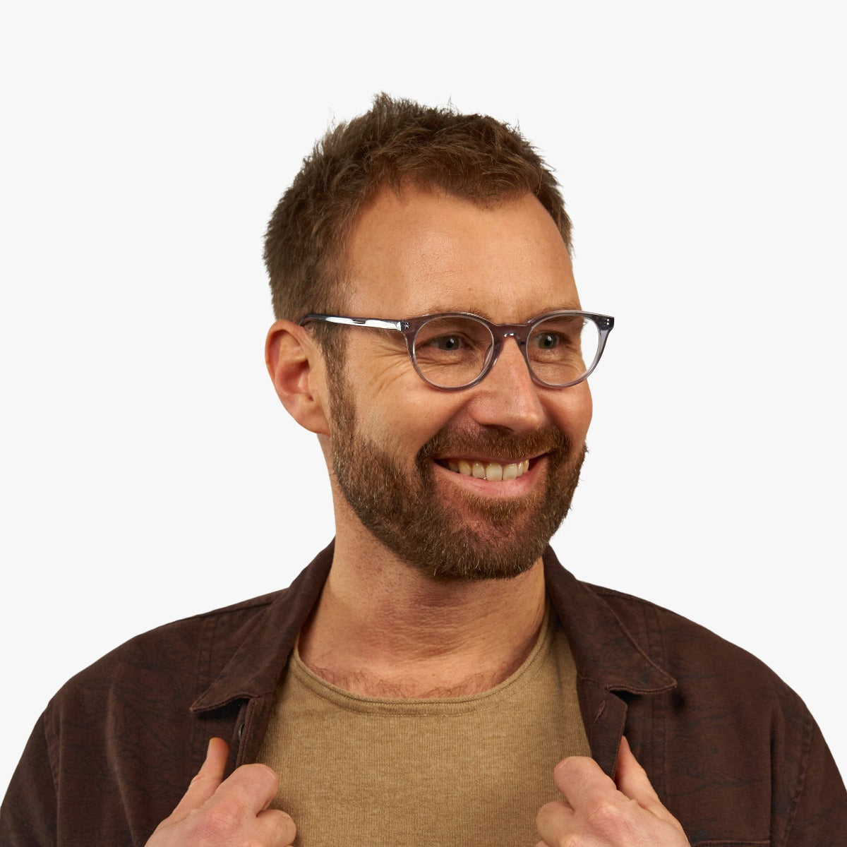 Person wearing Men's Örebro Crystal Grey glasses