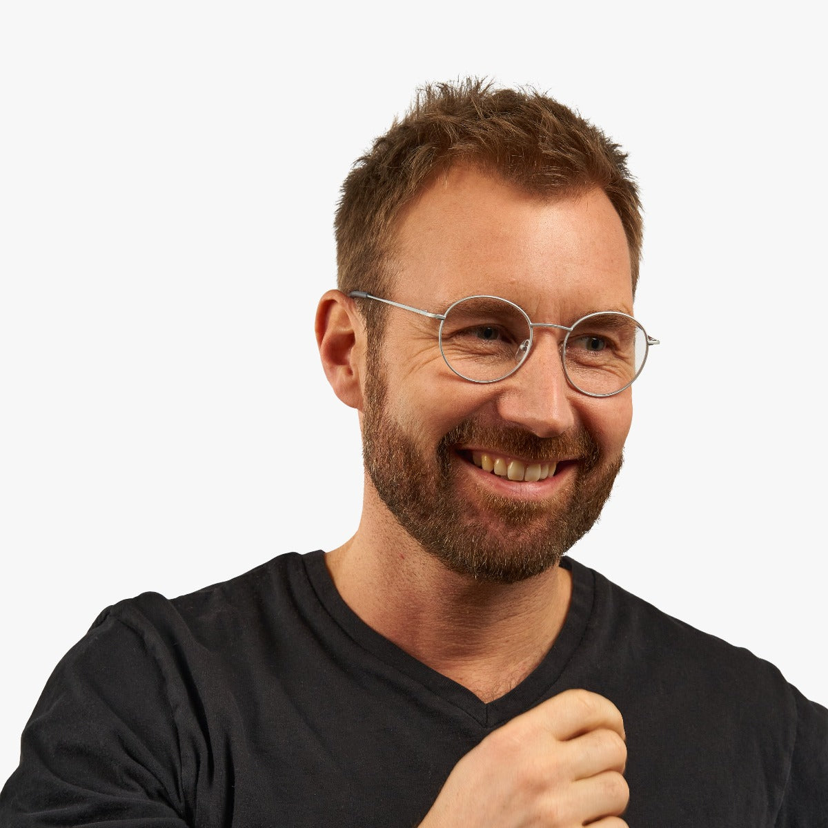 Person wearing Men's Tromsø Steel round reading glasses