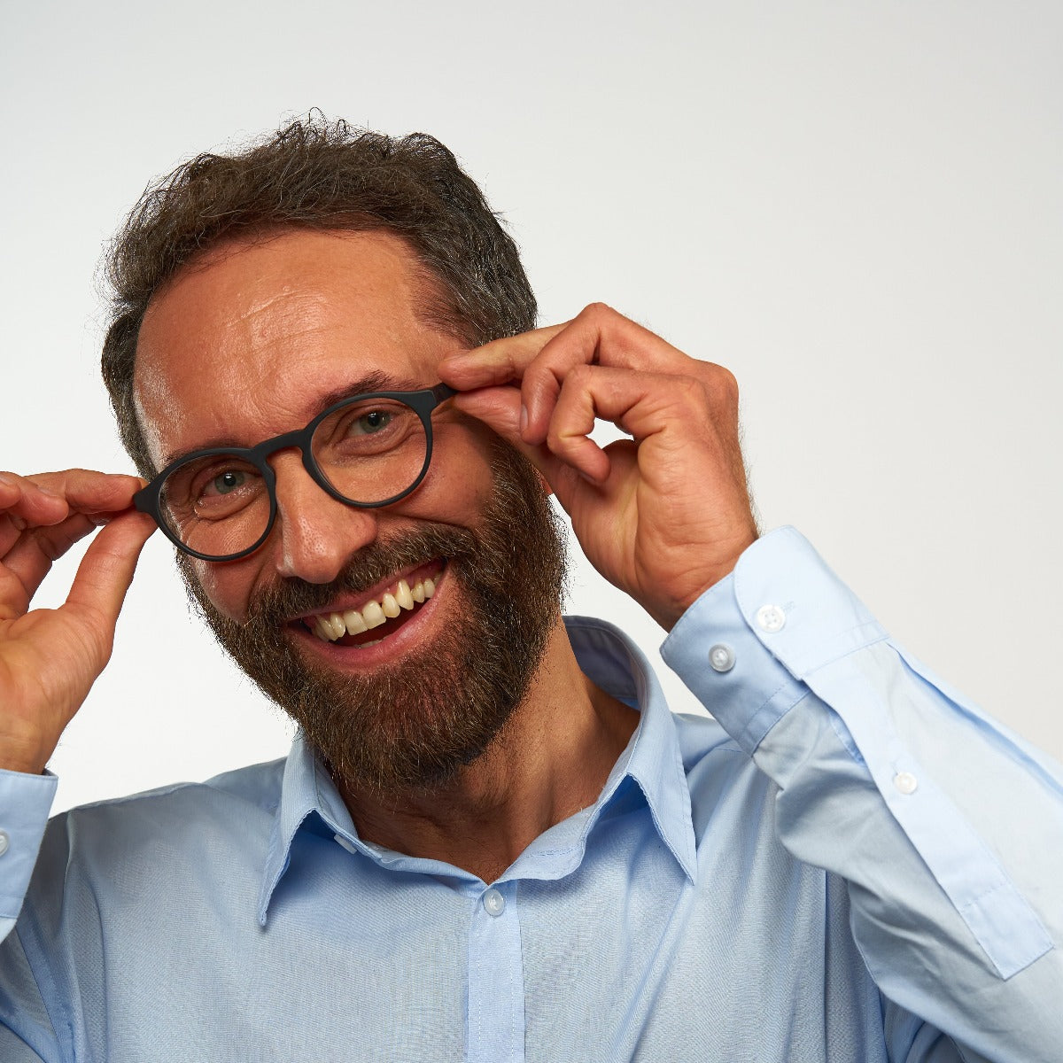 Person wearing Örebro Black round glasses