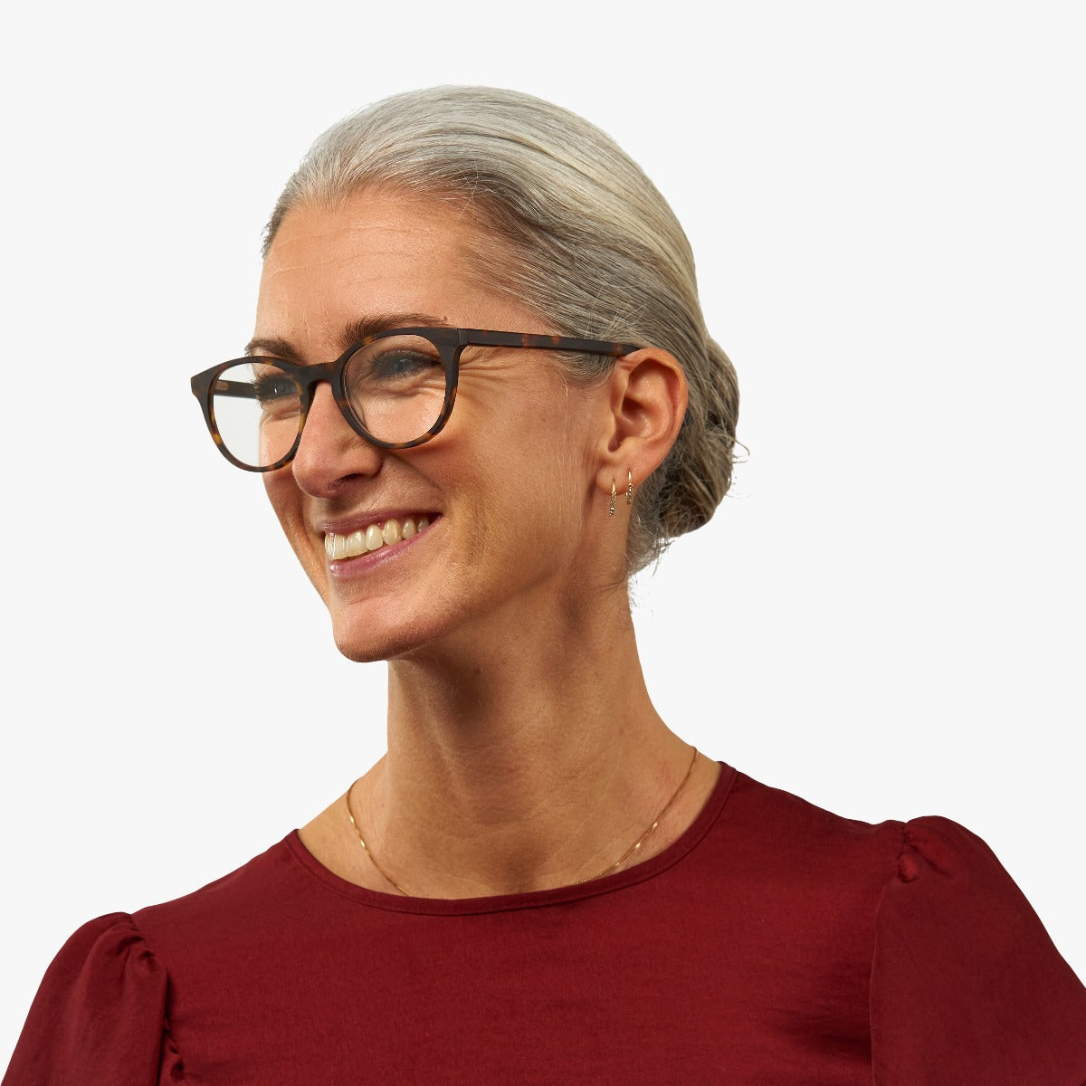 Person wearing Örebro Dark Turtle glasses