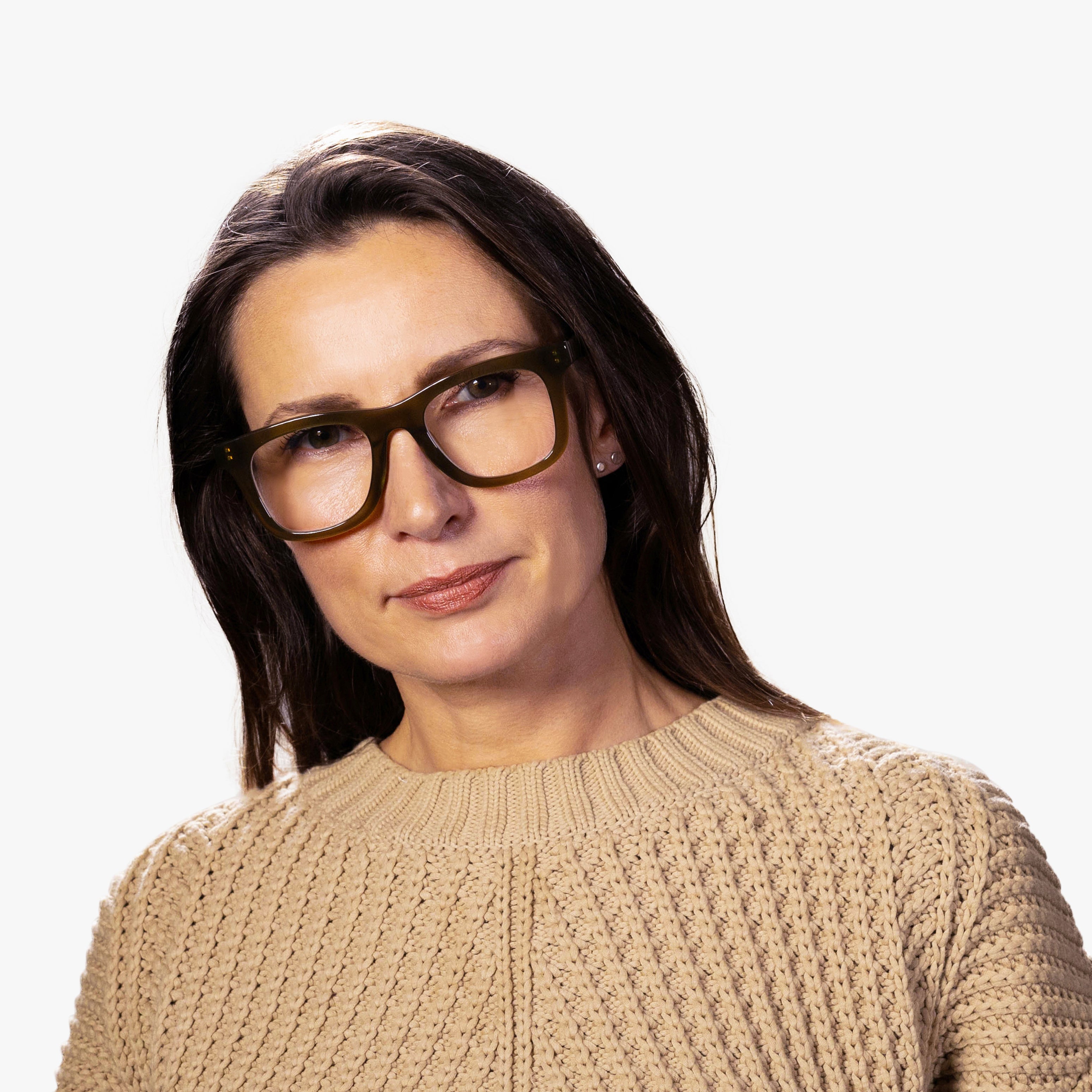 Person wearing Samsø Shiny Olive reading glasses