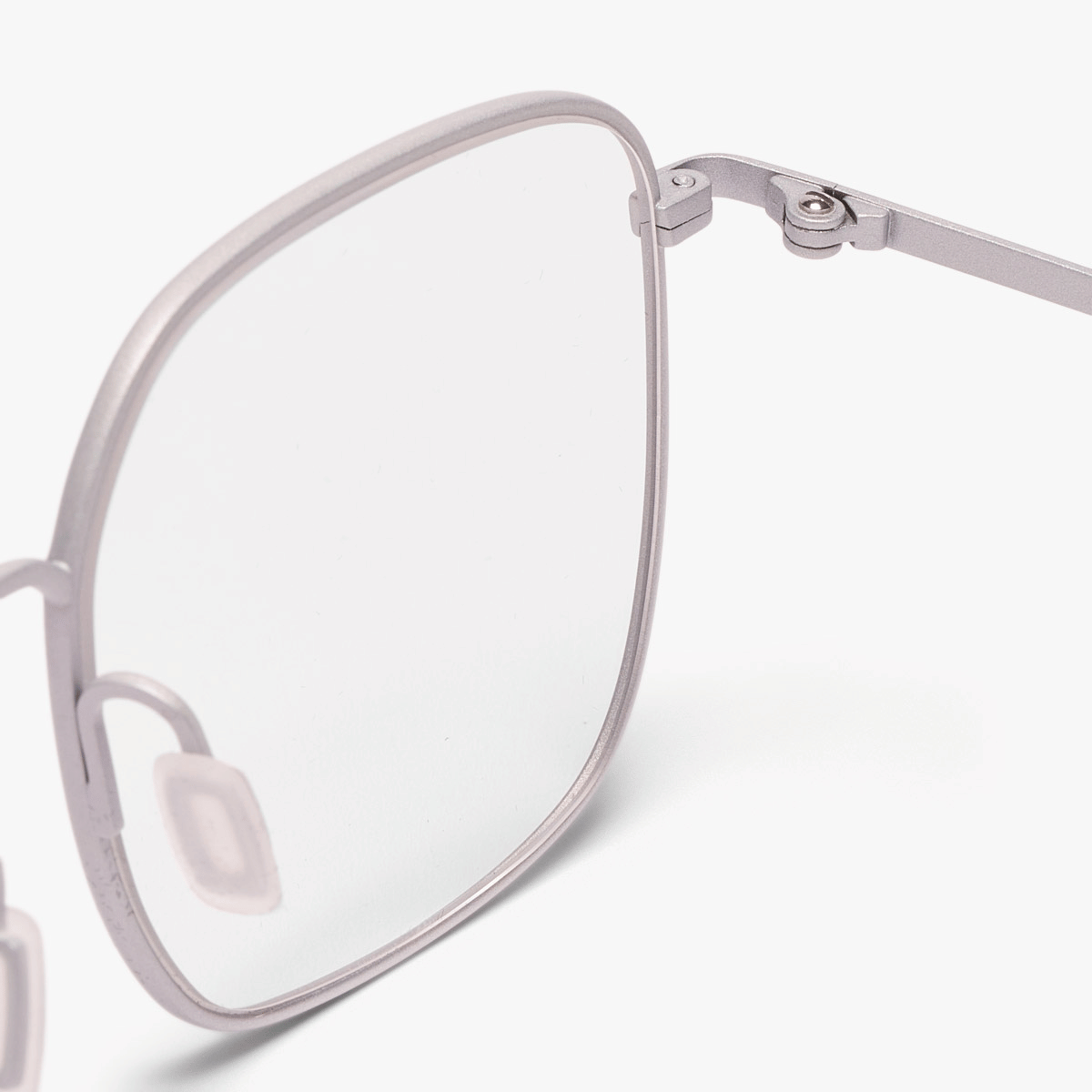 Close-up of Women's Båstad Steel reading glasses with a metal frame